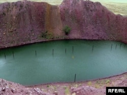 Ядролық сынақтың орнында пайда болған "атом көлі". Семей полигоны, 22 тамыз 2009 жыл.