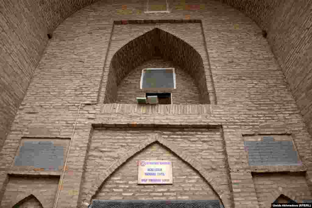 Серғазы хан медресесінің кіре беріс маңдайы. Бұл тарихи орынды кезінде "Ғалымдар үйі" деп те атаған.