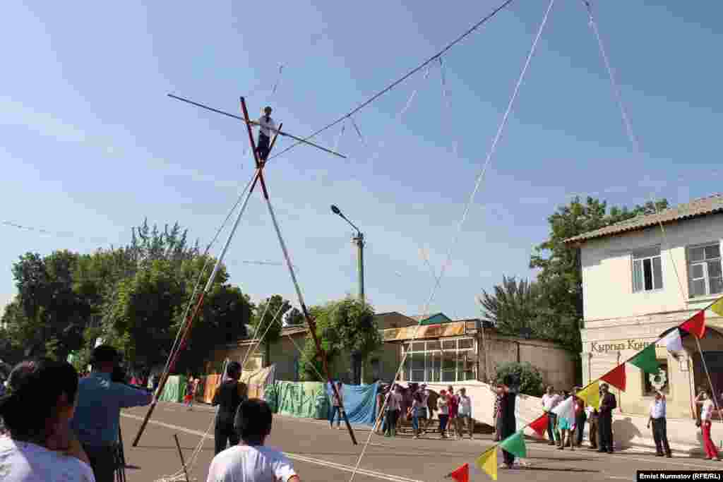 Асман тиреп, зым тартылган арканда секирип ойногон акробаттар, көчө ырчылары, маскарапоздор элди черин жазууда.&nbsp;