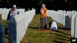 Gratë luten në Qendrën Përkujtimore për viktimat e gjenocidit në Srebrenicë, në Potoçari, Bosnje, të premten, më 11 korrik 2025.