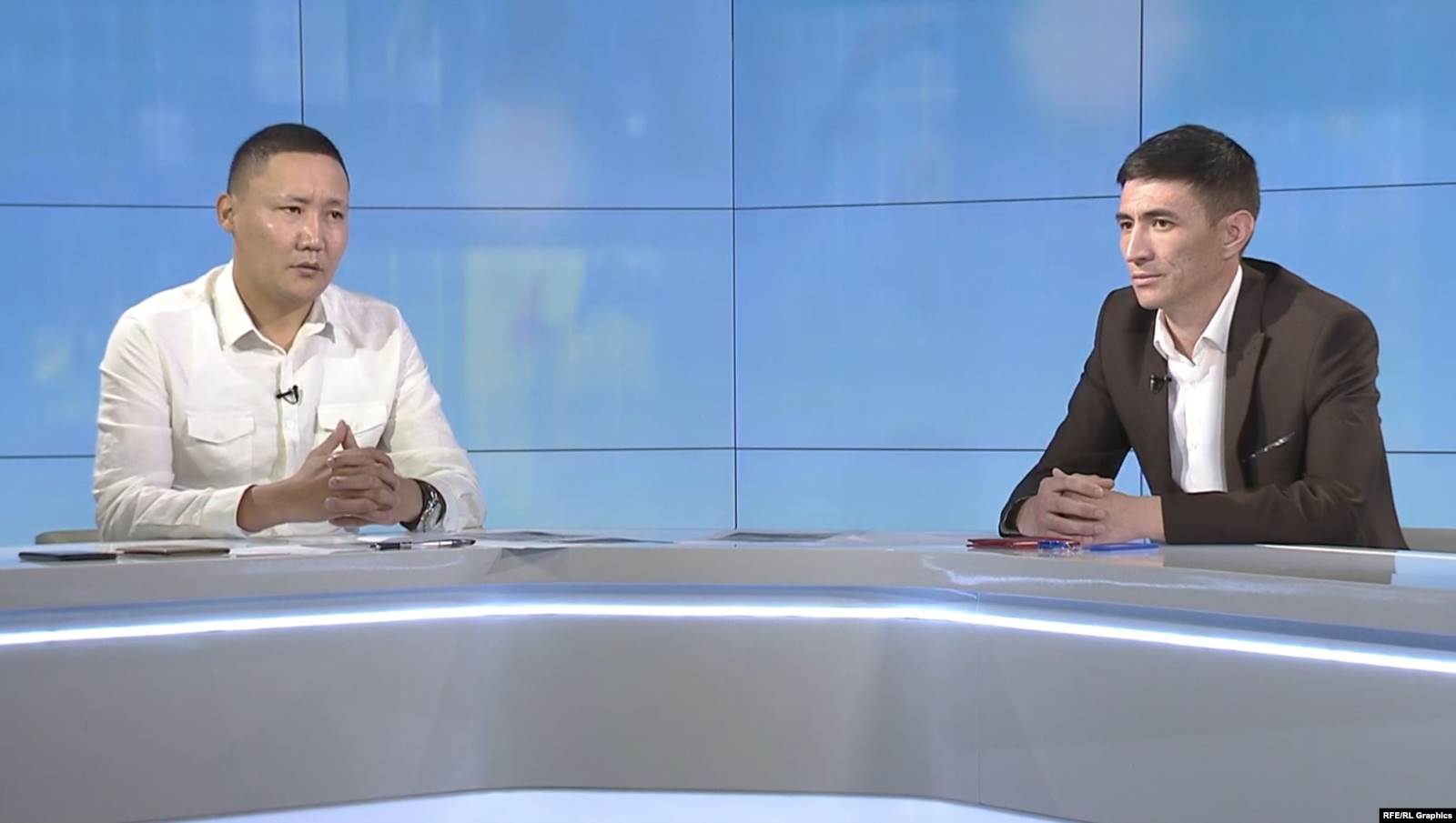 Майор Айбек Камчыбеков (слева) и старший лейтенант Марлис Осмонбеков во время интервью для радио «Азаттык» (Фото: радио «Азаттык»)