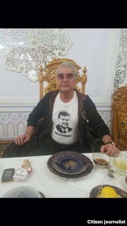 Салим Абдувалиев президент Мирзиёевдин сүрөтү түшүрүлгөн футболка кийип турат.