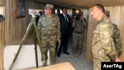 Президент Азербайджана Ильхам Алиев во время посещения воинской части в Агдаме, так называемой Контрольной линии вокруг Карабаха. 6 августа 2014 года.