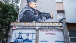 Ukrainalı siyasiy mabüsler Oleg Sentsov ve Aleksandr Kolçenkonıñ fotosüreti. Qırım, Aqmescit, 2018 senesi avgustnıñ 6-sı