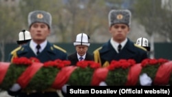 Алмазбек Атамбаев репрессия курмандыктарын эскерүү иш-чарасында