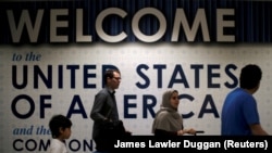 Putnici na međunarodnim linijama stižu na aerodrom Vašington Dales nakon što je Vrhovni sud SAD odobrio dijelove hitnog zahtjeva Trumpove administracije da zabrana putovanja stupi na snagu 2018. godine. (arhivska fotografija)