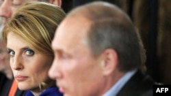 წარწერა სურათზე: „რია ნოვოსტის“ მთავარი რედაქტორი სვეტლანა მირონიუკი და ვლადიმირ პუტინი „ვალდაის კლუბის“ სხდომაზე, 2001 წლის ნოემბერი“