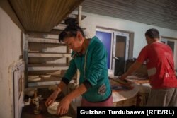 Нан жасап иштеген Наргиза.