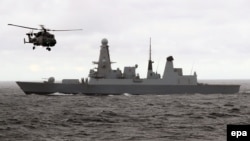 Distrugătorul HMS Duncan de tip 45 al Marinei Regale Britanice și elicopterul său Wildcat în Canalul Mânecii, la 20 octombrie 2016. 