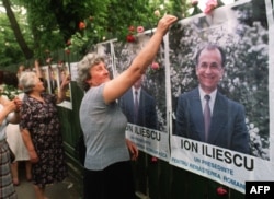Afișe cu candidatul FSN, Ion Iliescu, și admiratoarele sale - mai 1990.