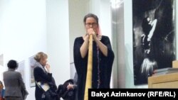 Музыкант улуттук альпхорн аспабын ойноодо, Базель, Швейцария, 26-январь 2013-ж.