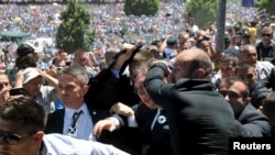 Napad na premijera Srbije u Potočarima 11. jula 2016.