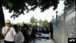 Андижон қирғини қурбонлари. Сурат 2005 йил 14 май куни Андижонда олинган.