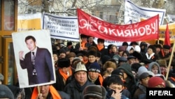 Демонстрация в Алматы в поддержку одного из основателей ДВК Галымжана Жакиянова, находившегося на тот момент в тюрьме. Алматы, январь 2005 года.