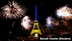 2022-жылы 14-июлда "Бастилия күнү" майрамы маалында Париждеги Эйфел мунарасы баскынчыларга каршы эгемендик согушун жүргүзүп жаткан Украинанын желегинин түстөрүндө кубулжуп турду.