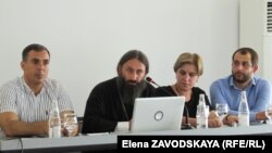 На фото (слева направо): Роман Смыр, архимандрит Дорофей, Наталья Смыр, Дионисий Яланчиди