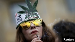 მარიხუანის დეკრიმინალიზაციის მოთხოვნით გამართული აქციის მონაწილე. 2 ივნისი, 2015 წელი. თბილისი 