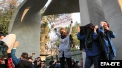 Studentë iranianë duke u përleshur me forcat e sigurisë