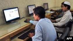 په پېښور کې ځوانان د انټرنېټ په استعمالولو بوخت دي - انځور له ارشیفه 