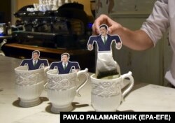 Украина президенти В. Зеленскийдин сүрөтү түшүрүлгөн чай баштык. 16-май, 2019-жыл.