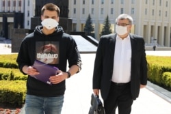 Эдуард і Віктар Бабарыкі ідуць падаваць дакумэнты на рэгістрацыю ініцыятыўнай групы ў ЦВК. 15 траўня 2020 году