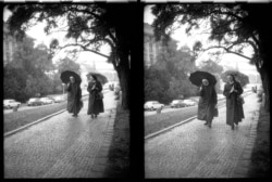 Multe dosare din arhivă au ca obiect urmărirea membrilor activi ai religiei catolice, precum sunt aceste două călugărițe din Praga. Creștinii devotați au fost tratați ca o amenințare serioasă de către regimul comunist.