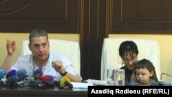 Пресс-конференция Ваана Мартиросяна и его жены в Баку, 18 сентября 2015 г.  