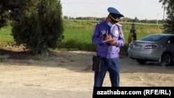 Polisiýa işgäri, Turkmenistan (Illýustrasiýa suraty)