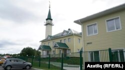 Мәктәп каршындагы мәчет