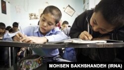 تعدادی ازکودکان مهاجر افغان در ایران که در یک صنف درسی مرکز آموزشی غیر دولتی درس میخوانند