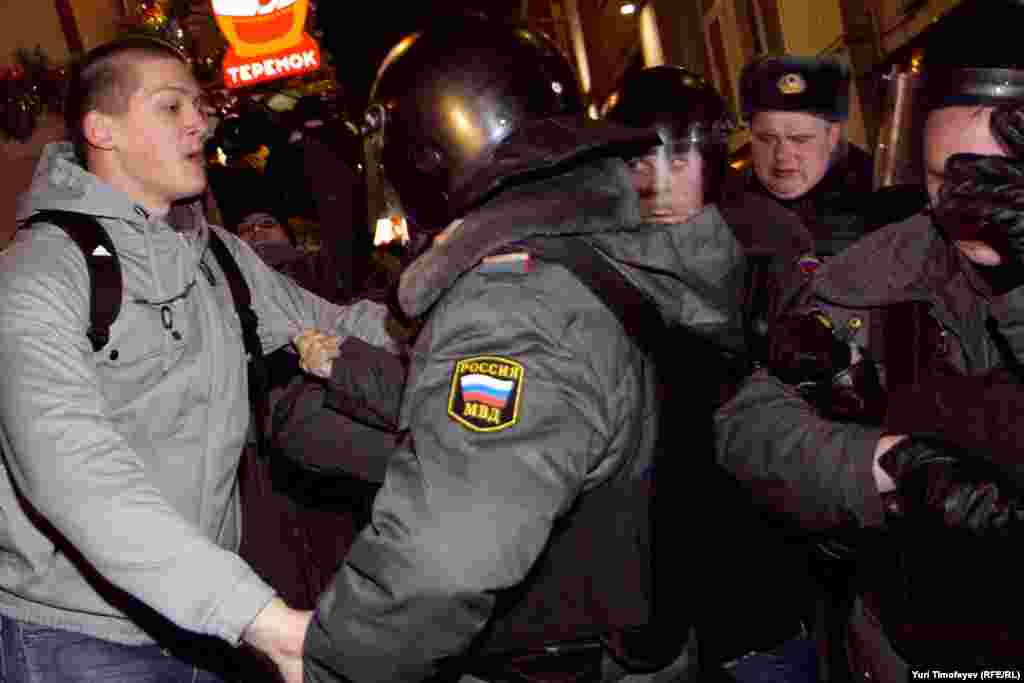 Law enforcement officers arrest antigovernment rally participants on Moscow's Triumph Square on December 6.