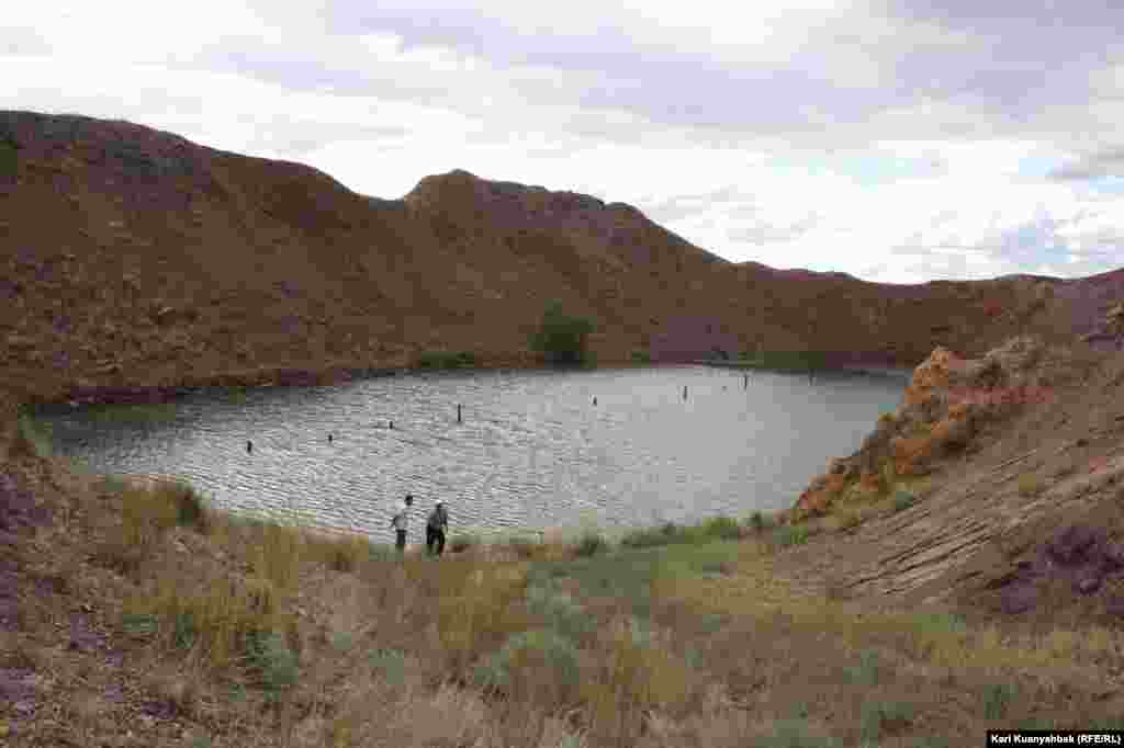 "Атылған көлге" адамдар әдетте көлдің солтүстік-шығысынан келеді. Өйткені қазаншұңқырдың бұл тұсы аласа, қақпа сияқты әсер береді. &nbsp; &nbsp;&nbsp;