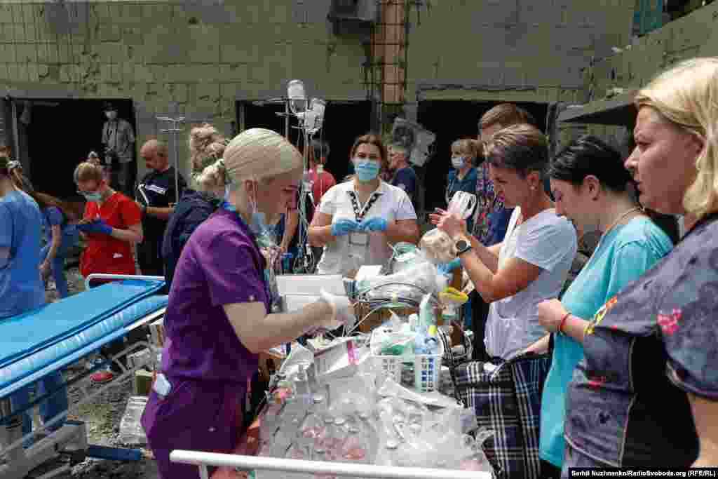 Дел од болничкиот комплекс каде што персоналот и волонтерите поставија пунктови за помош по нападот.