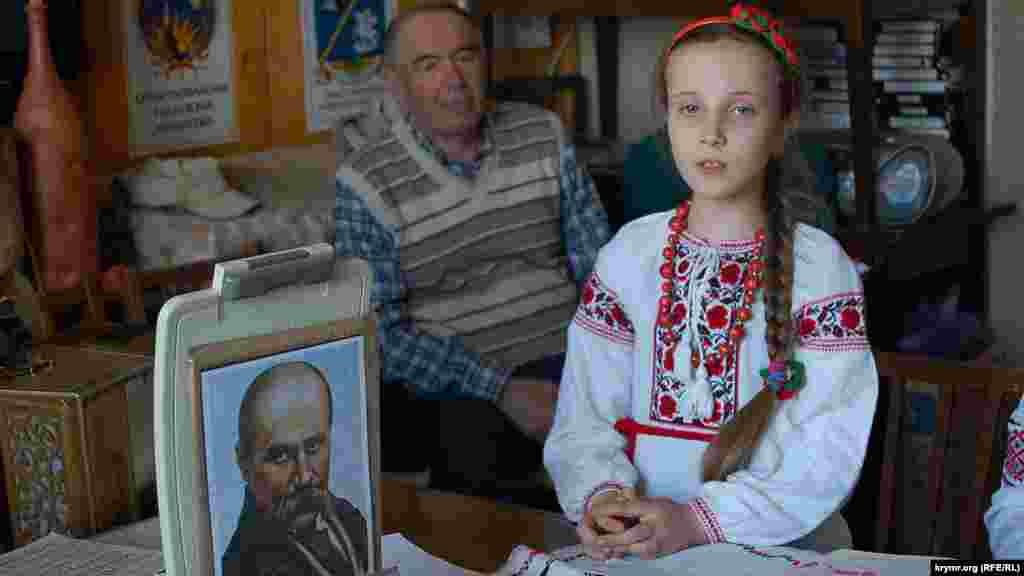 Як і раніше, мистецтво об'єднує покоління. День народження Тараса Шевченка в Севастополі. Восьмирічна Ангеліна Левон співає пісню на вірші поета