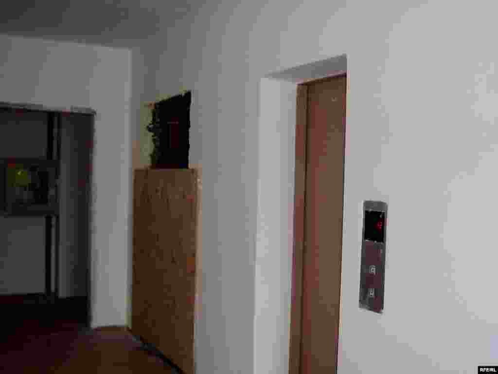 Рядом с пустой шахтой – действующий лифт. Но Шолпан шагнула в соседнюю, пустую шахту.  - Рядом с пустой шахтой – действующий лифт. Но Шолпан шагнула в соседнюю, пустую шахту. 