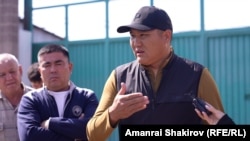 Рысбек, Д2 компаниясынын өкүлү