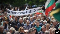 Adversarii bulgari ai introducerii monede unice demonstrând la Sofia la 31 mai 2025.