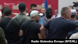 Луѓе со фантомки тепаа пратеници откако упаднаа во Собранието на 27 април минатата година