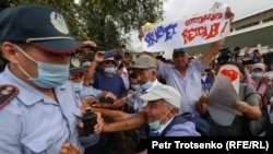 Сотрудники полиции и вышедшие на митинг к Дворцу спорта в Алматы. 6 июля 2021 года