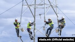 Работници на електричен столб