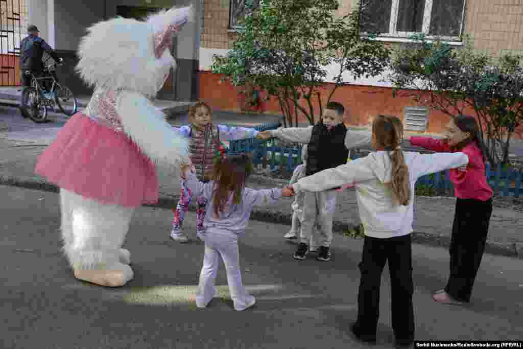 Сьвяткаваньне дзіцячага дня нараджэньня ў адным з двароў Краматорску.У падкантрольнай Украіне частцы Данецкай вобласьці жывуць 12,7 тысяч дзяцей, каля 450 зь іх застаюцца ў зоне прымусовай эвакуацыі — паведаміла начальніца службы ў справах дзяцей Юлія Рыжакова