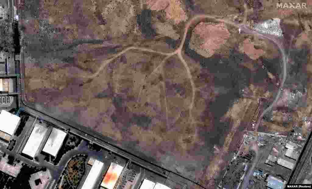 ნათანზის გამდიდრების ობიექტი 15 ივნისს თანამგზავრულ ფოტოზე. 22 ივნისს გადაღებულ ფოტოზე აშშ-ის დარტყმების შედეგად წარმოქმნილი კრატერი ჩანს.