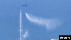 Аскерий тикучар "Фукусима Дайичи" АЭСине суу таштоодо.17-март, 2011