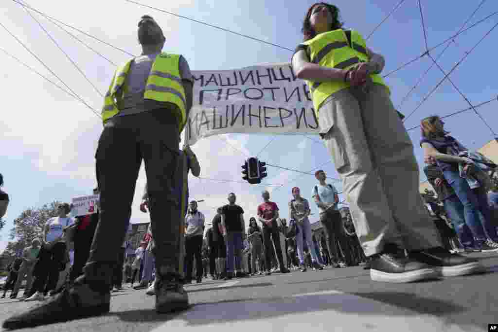 Сербиялык студенттер ноябрда темир жолдогу бетон тосмо кулаганда каза тапкан 16 адамды эскерүү митингинде, алар муну менен катар мөөнөтсүз шайлоо өткөрүүнү талап кылышууда. Белград. 