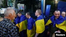 Të burgosurit ukrainas shihen teksa kthehen pas një këmbimi të burgosurish mes Rusisë dhe Ukrainës, 23 maj 2025.