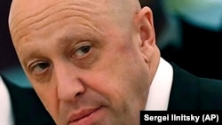 „Bucătarul lui Putin” și fondatorul Grupului Wagner a spus că se va amesteca și în viitor în alegerile din SUA. „În timpul operațiilor noastre precise, vom îndepărta atât rinichii, cât și ficatul simultan” a spus el înaintea alegerilor de la jumătatea mandatului. 