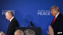Trump și Putin pleacă după ce au susținut o conferință de presă comună, în urma participării la un summit SUA-Rusia privind Ucraina, la Baza Militară Comună Elmendorf-Richardson din Anchorage, Alaska, pe 15 august 2025.