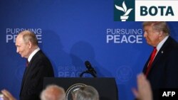 Presidenti amerikan, Donald Trump (djathtas) me presidentin rus, Vladimir Putin në fund të konferencës për media, të mbajtur pas përfundimit të takimit të mbajtur në Alaskë më 15 gusht.