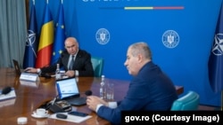 Liderii coaliției de guvernare nu se înțeleg cu privire la mai multe măsuri economice ce trebuie adoptate, printre care și reforma administrațiilor centrale și locale. În fotografie: premierul Ilie Bolojan (PNL) și vicepremierul Marian Neacșu (PSD).