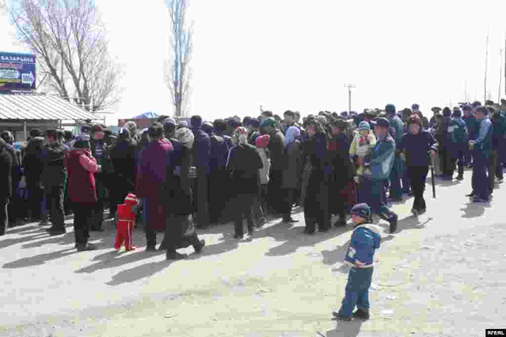 Бишкектин "Дордой" базарынын тегерегинде жайгашкан жаңы конуштардын тургундары борбордук таштанды таштоочу жайдын жолун тосушту.